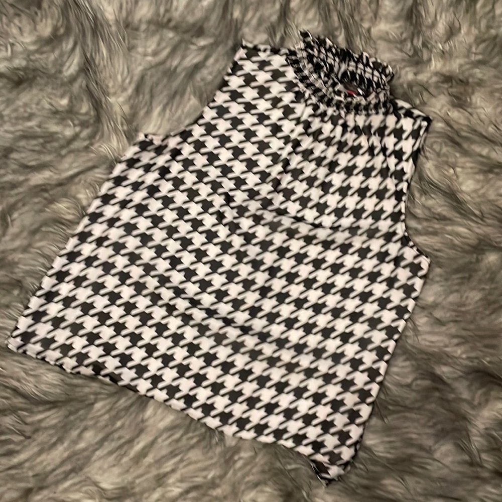 Sleeveless blouse with ruffle collar